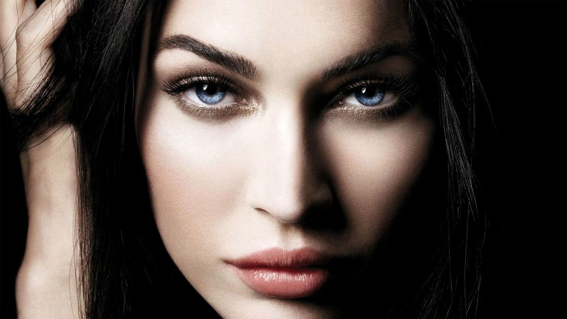 Megan Fox, Occhi azzurri, Primo piano, Sfondo nero, 1920x1080, wallpaper desktop