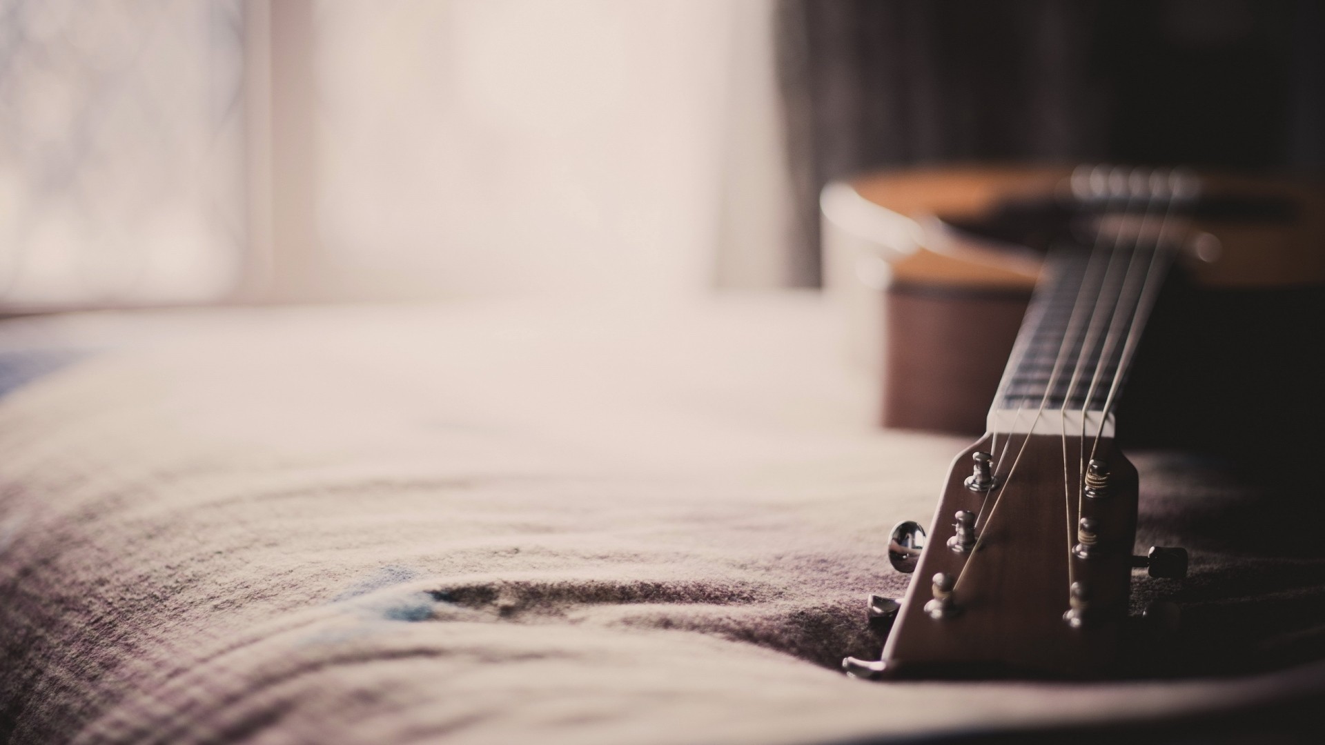 Chitarra acustica, Letto, Ponticello, Luce soffusa, Full HD 1080p, sfondo desktop