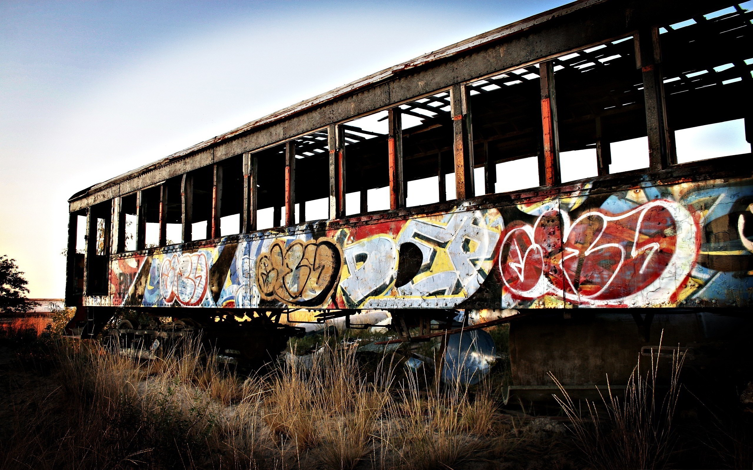 Vagone abbandonato, Graffiti, Treno, Erba, Tramonto, 2K, sfondo per PC