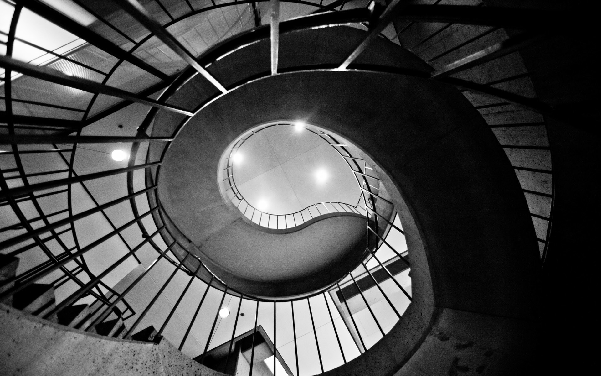 Scala a spirale, Vista dal basso, Bianco e nero, Architettura moderna, sfondo 16:10 Full HD
