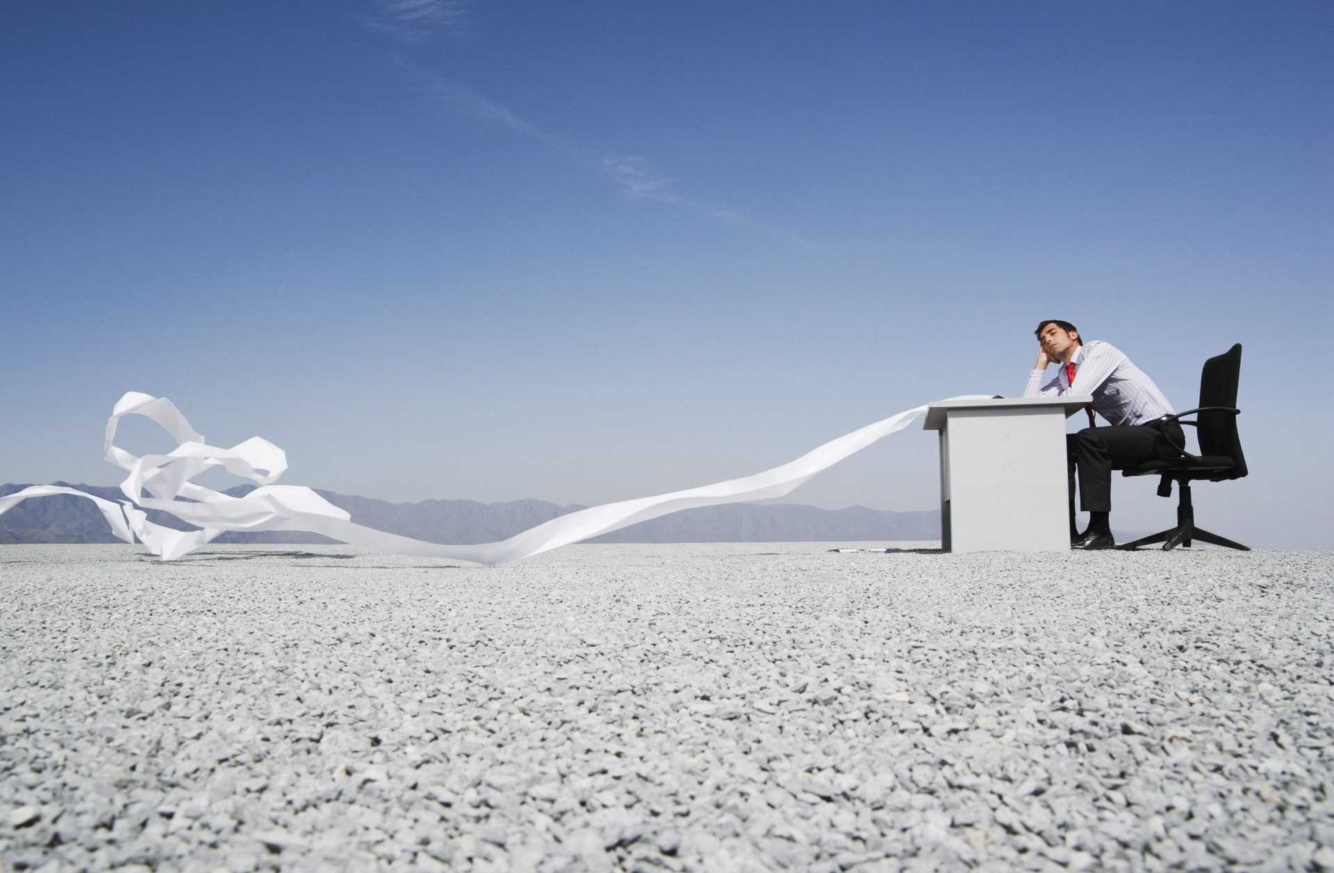 Uomo d'affari, Scrivania, Deserto, Carta, Surreale, Full HD, sfondo desktop