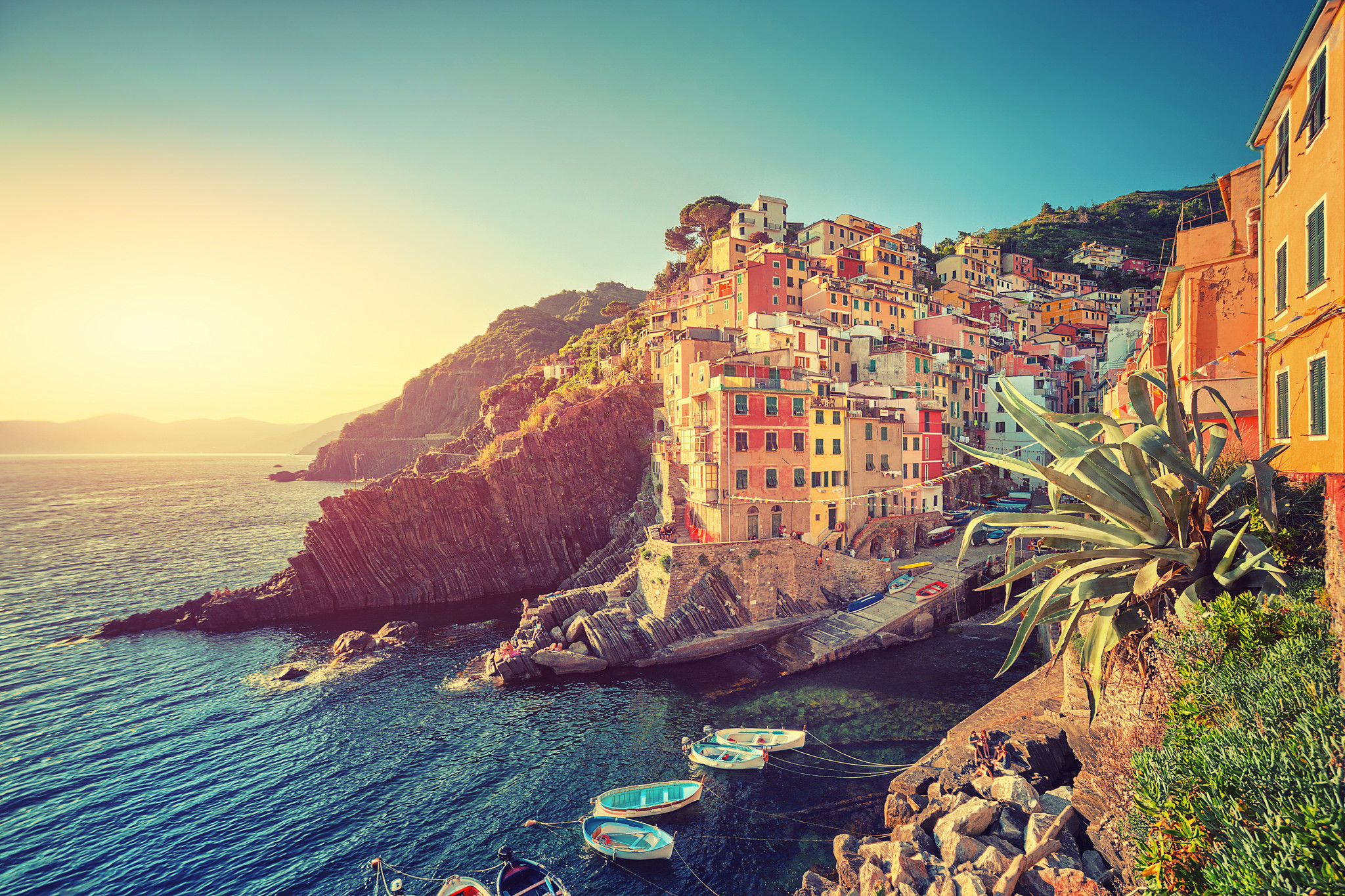 Riomaggiore, Cinque Terre, Liguria, Italia, Case colorate, Tramonto, sfondo Full HD per PC
