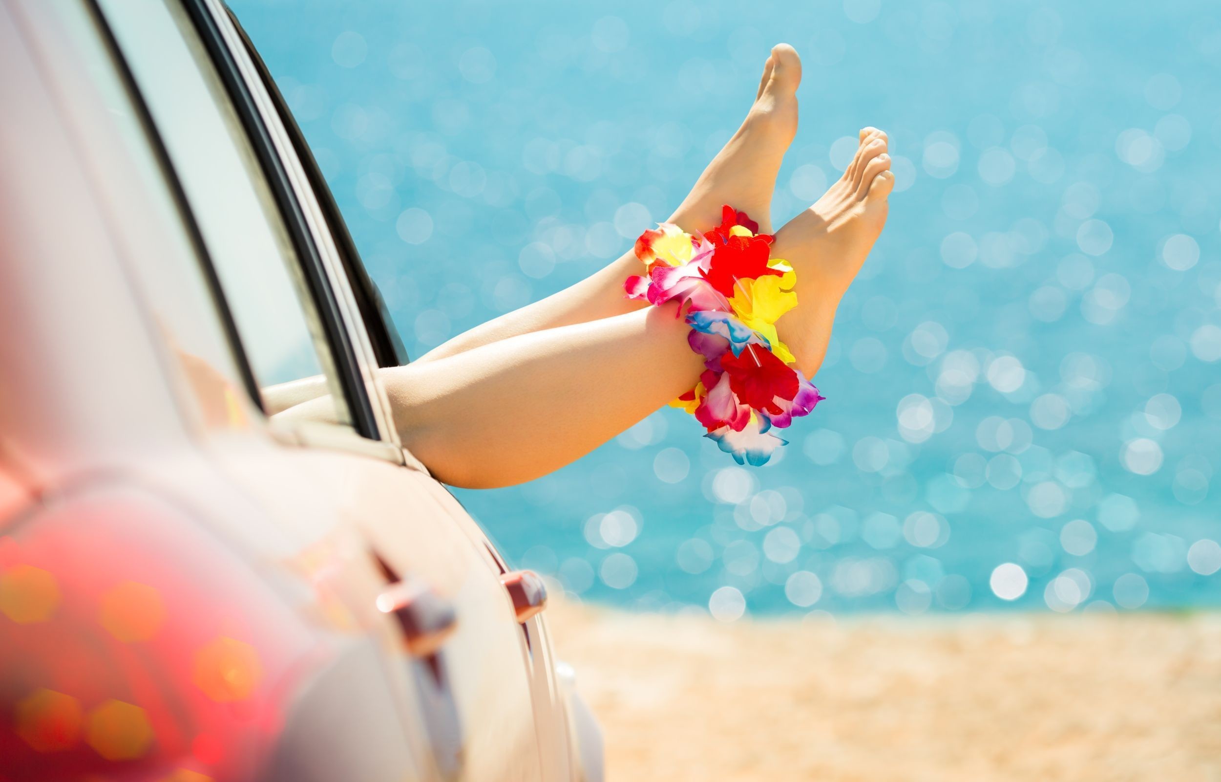 Piedi, Finestrino dell'auto, Braccialetto di fiori, Spiaggia, Estate, sfondo Windows 11