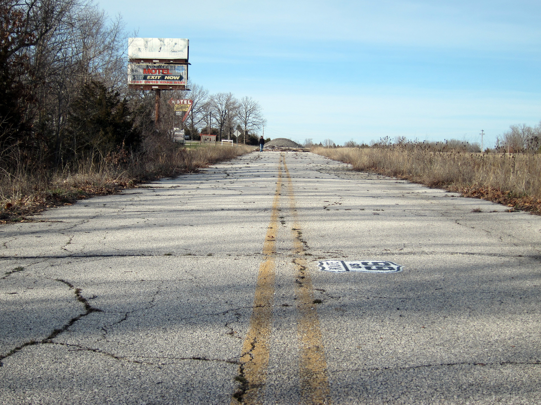 Route 66, Strada abbandonata, Asfalto crepato, Insegna, Cielo azzurro, sfondo per iPad