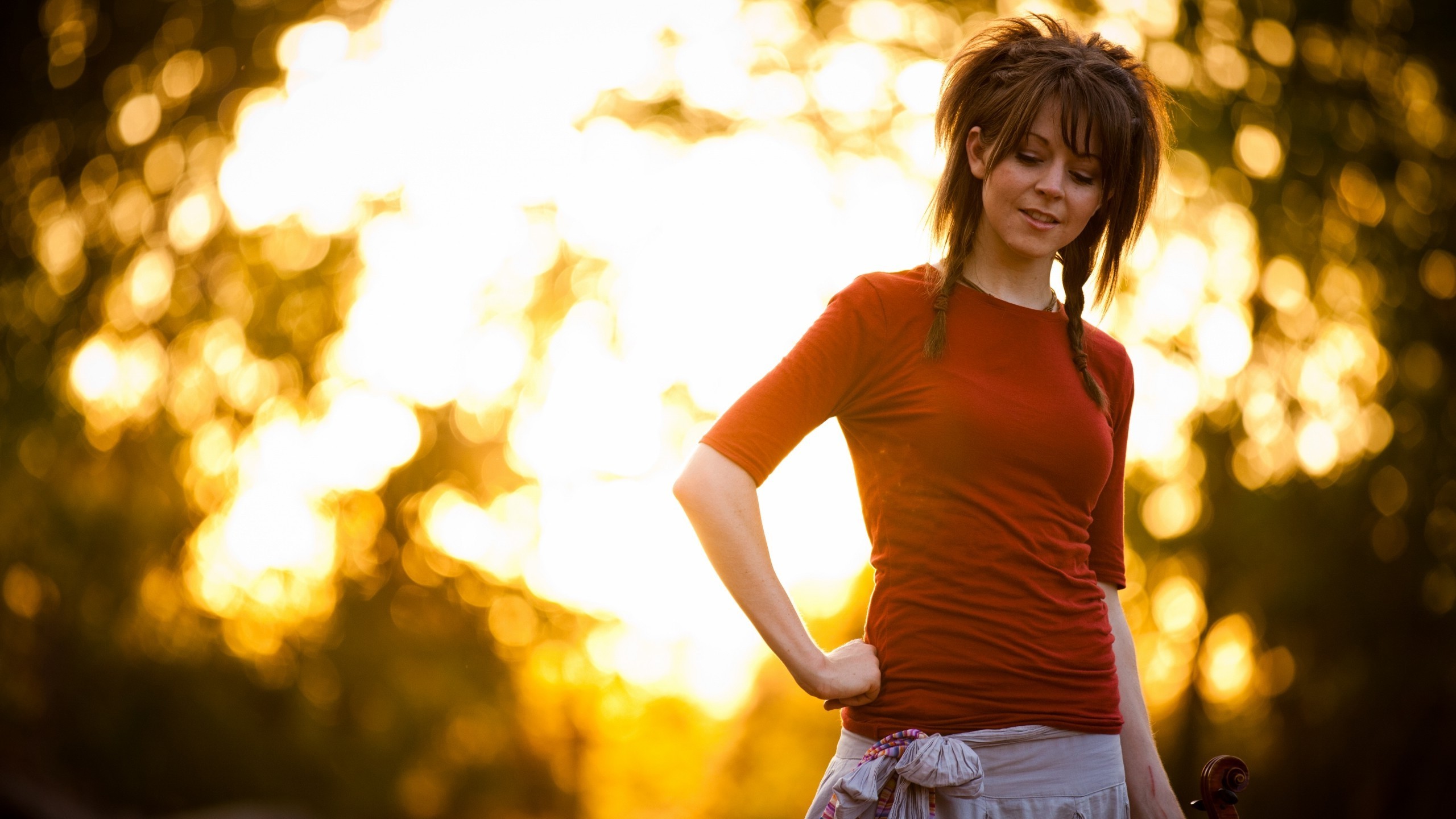 Lindsey Stirling, Bokeh, Tramonto, Maglia rossa, 2K, sfondo desktop