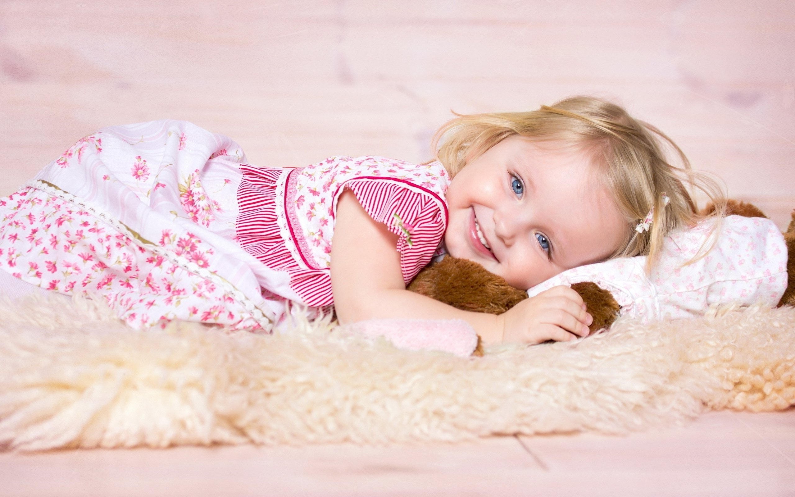 Bambina, Bionda, Sorriso, Orsacchiotto, Rosa, 2K, sfondo per portatile