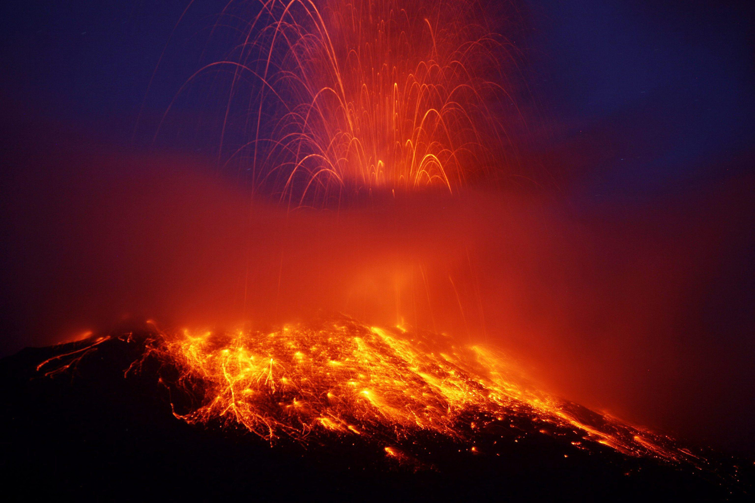 Vulcano, Eruzione, Lava, Notte, Rosso, sfondo per Windows 10
