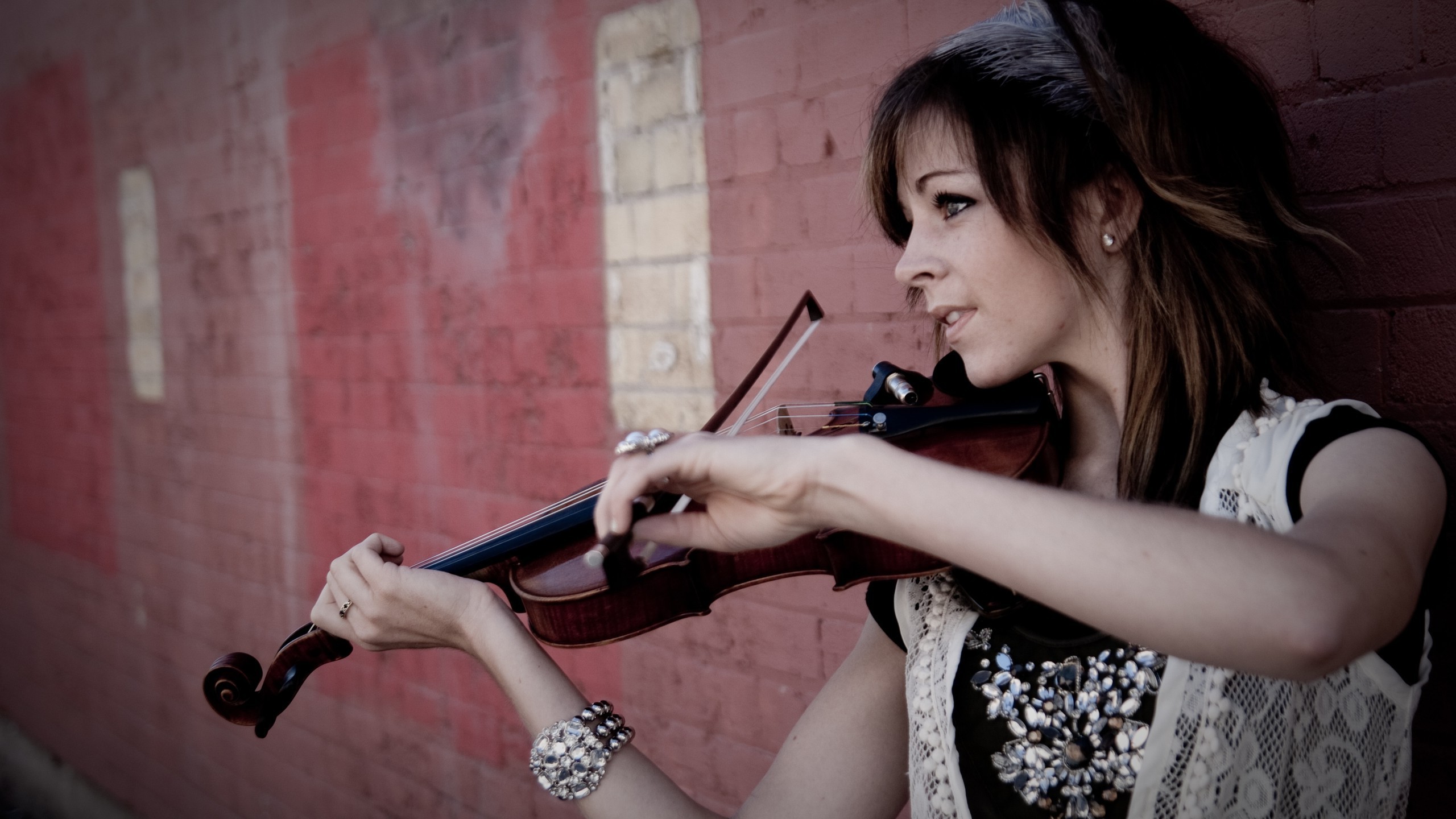 Lindsey Stirling, Violinista, Muro di mattoni, 2560x1440, sfondo per PC