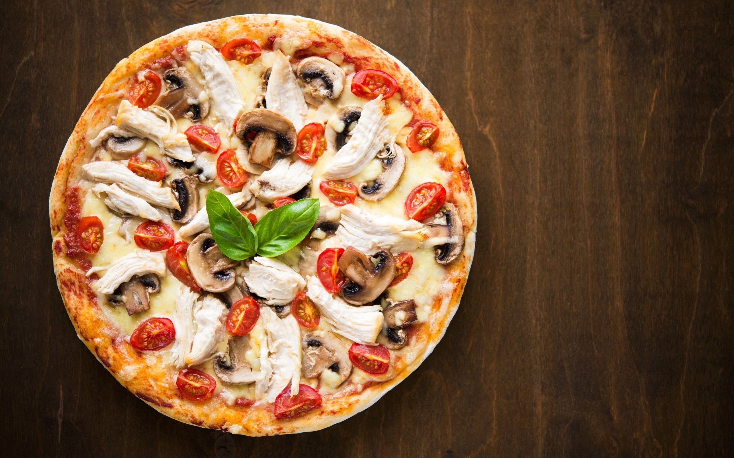 Pizza ai funghi, Pomodorini, Basilico, Legno, 2K, sfondo per PC e portatile
