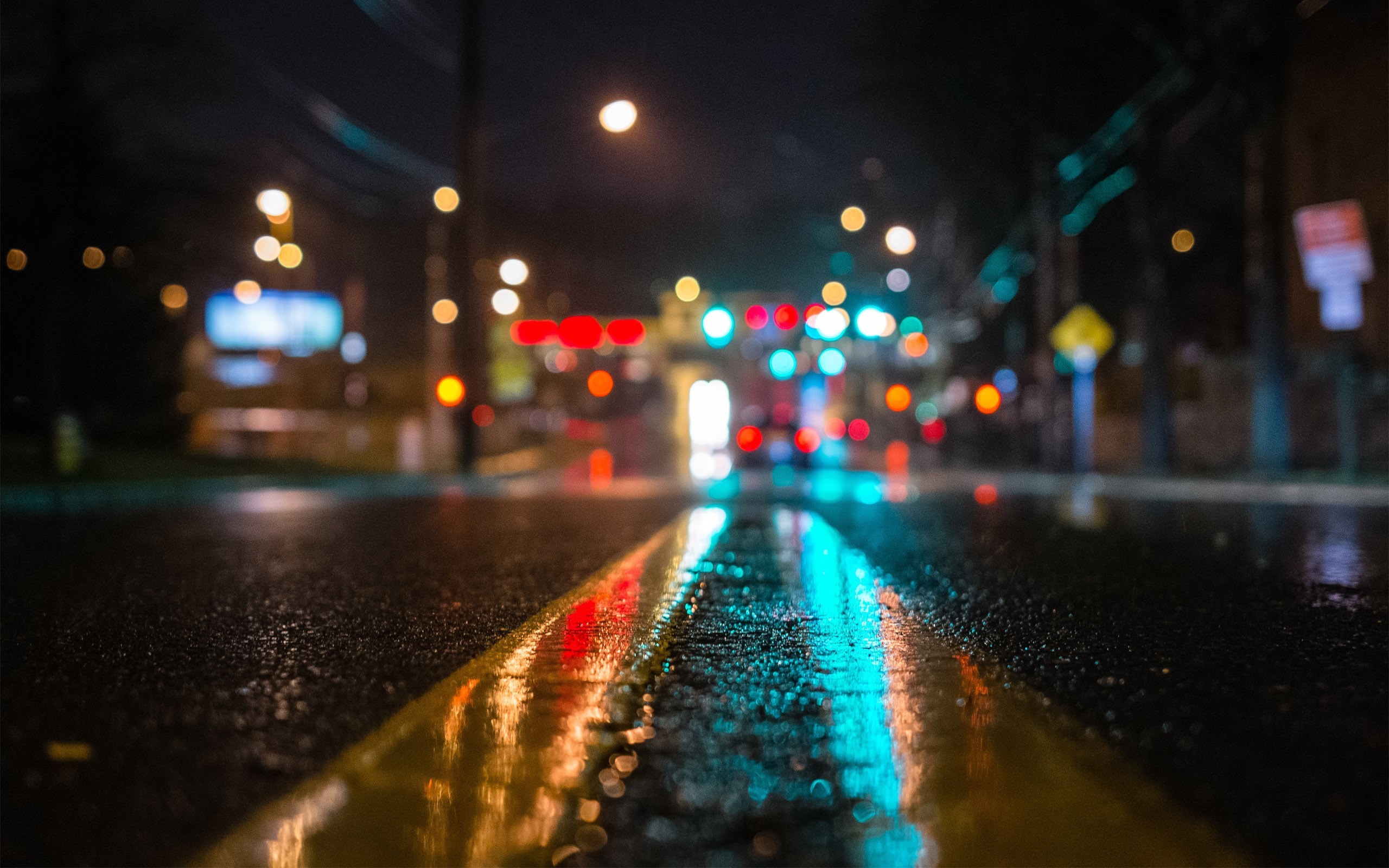 Strada bagnata, Notte, Luci della città, Bokeh, 2K, sfondo per portatile