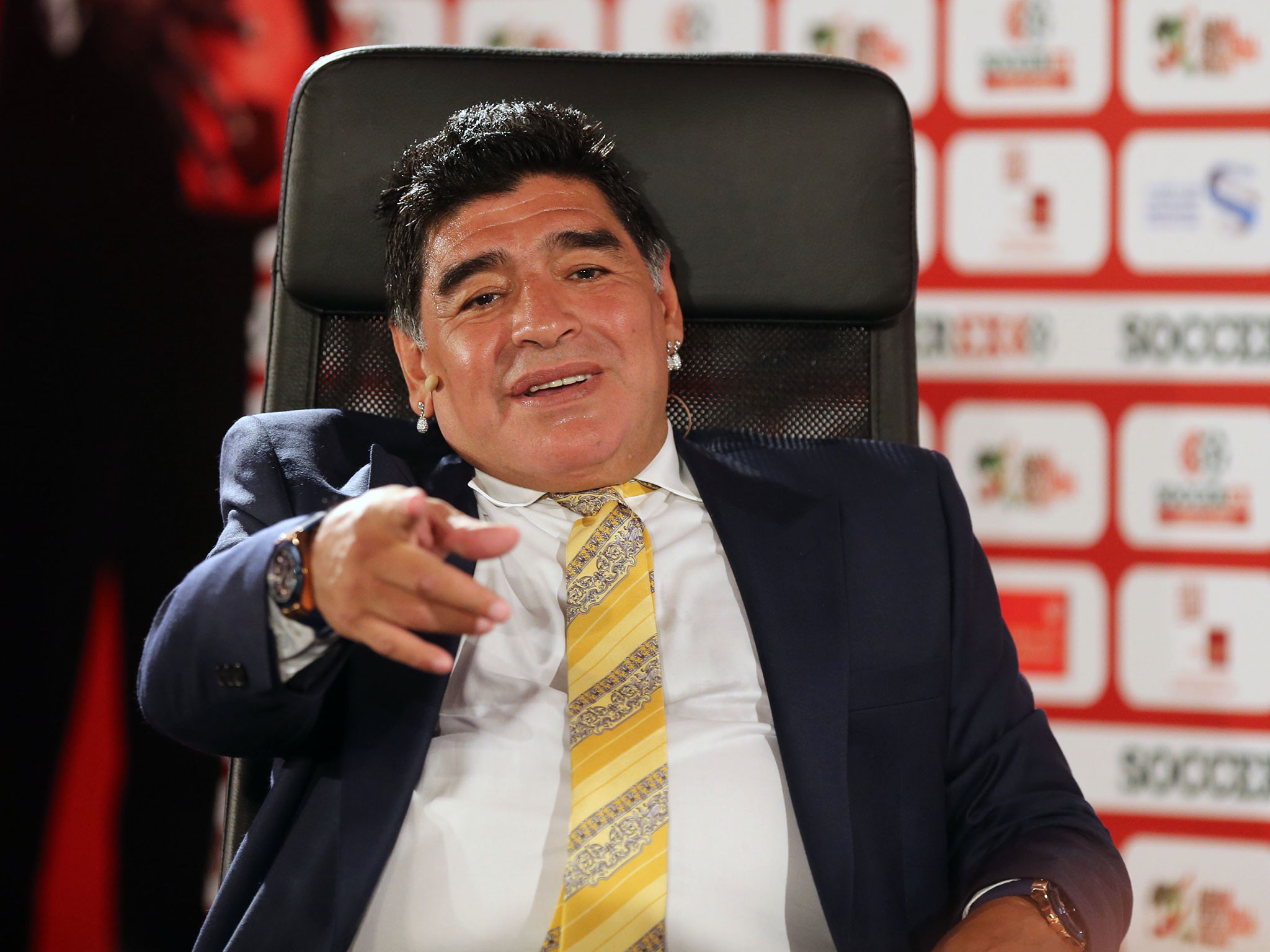 Diego Armando Maradona, Abito, Cravatta gialla, Conferenza stampa, sfondo per iPad