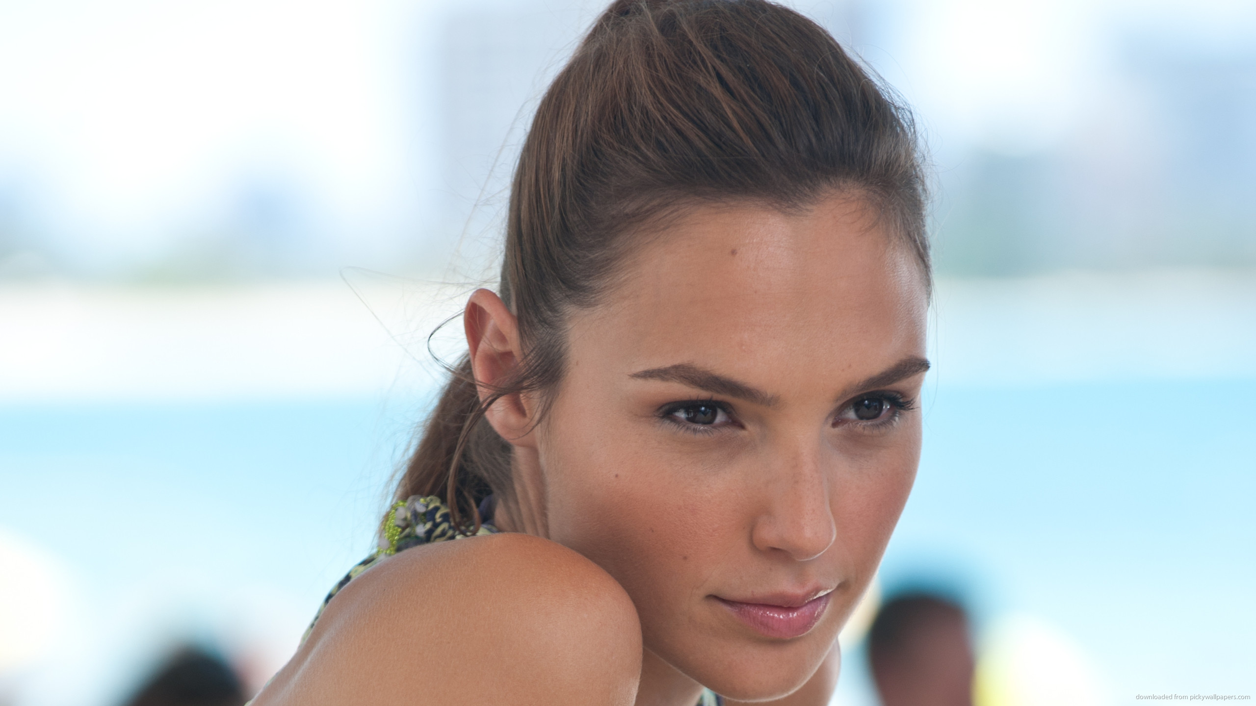 Gal Gadot, Primo piano, Cielo azzurro, Ritratto, 2K, sfondo per portatile