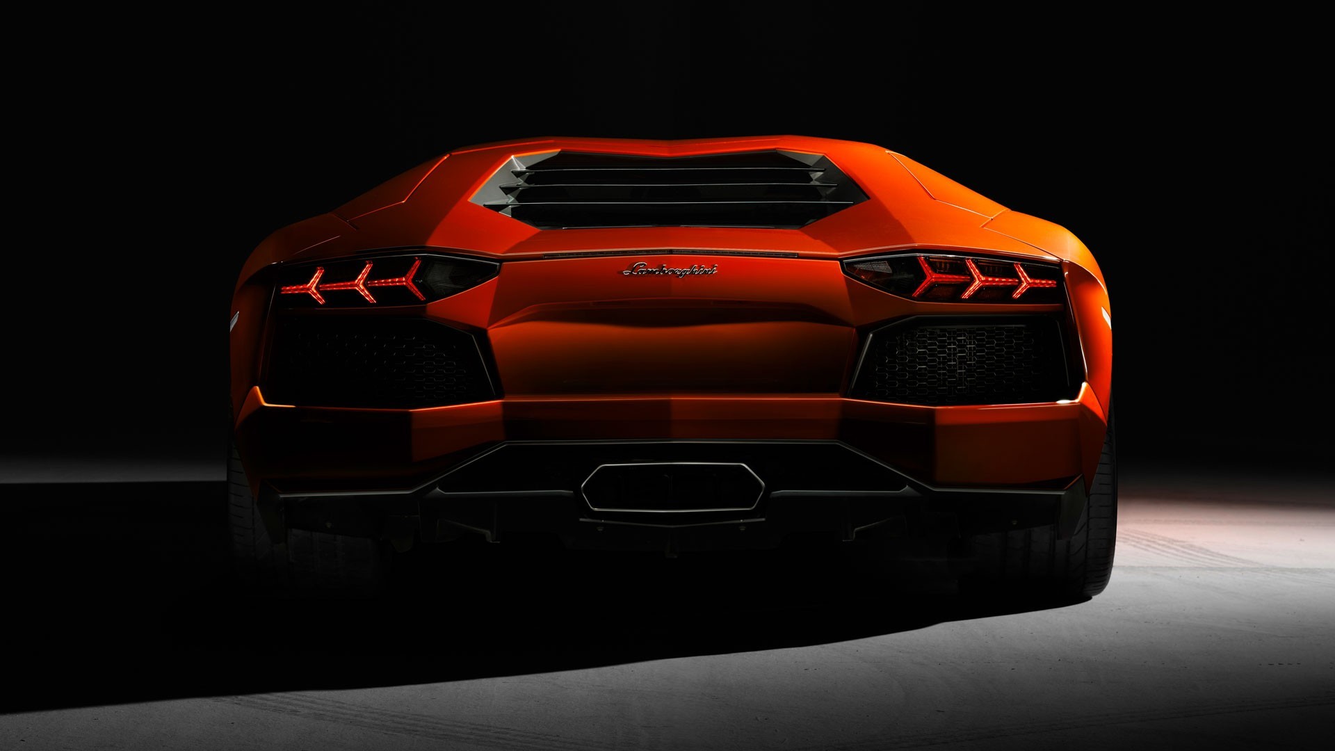 Lamborghini Aventador, Arancione, Vista posteriore, Sfondo nero, wallpaper per portatile