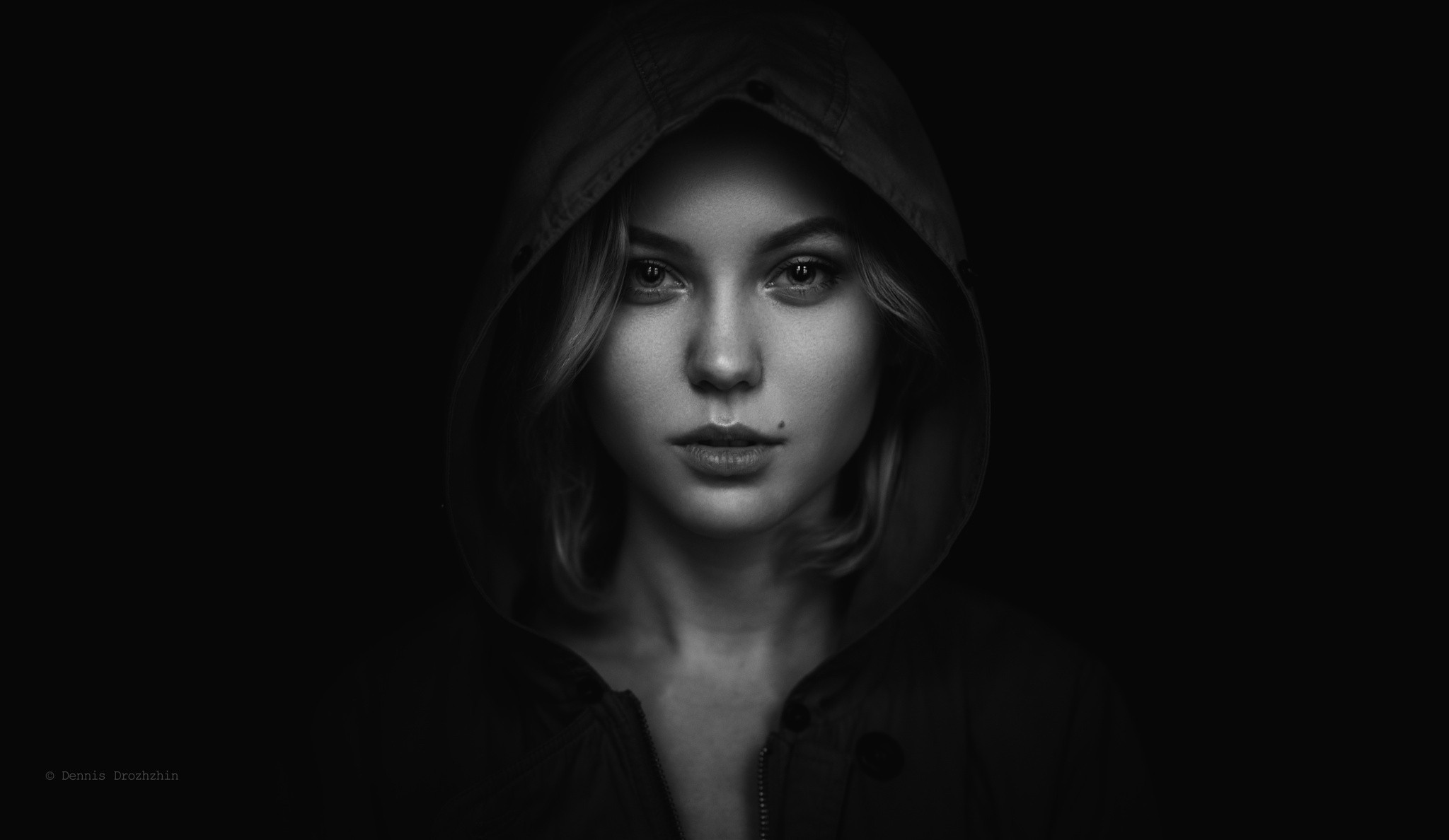 Ritratto femminile, Cappuccio, Bianco e nero, Sfondo nero, Full HD, wallpaper per computer