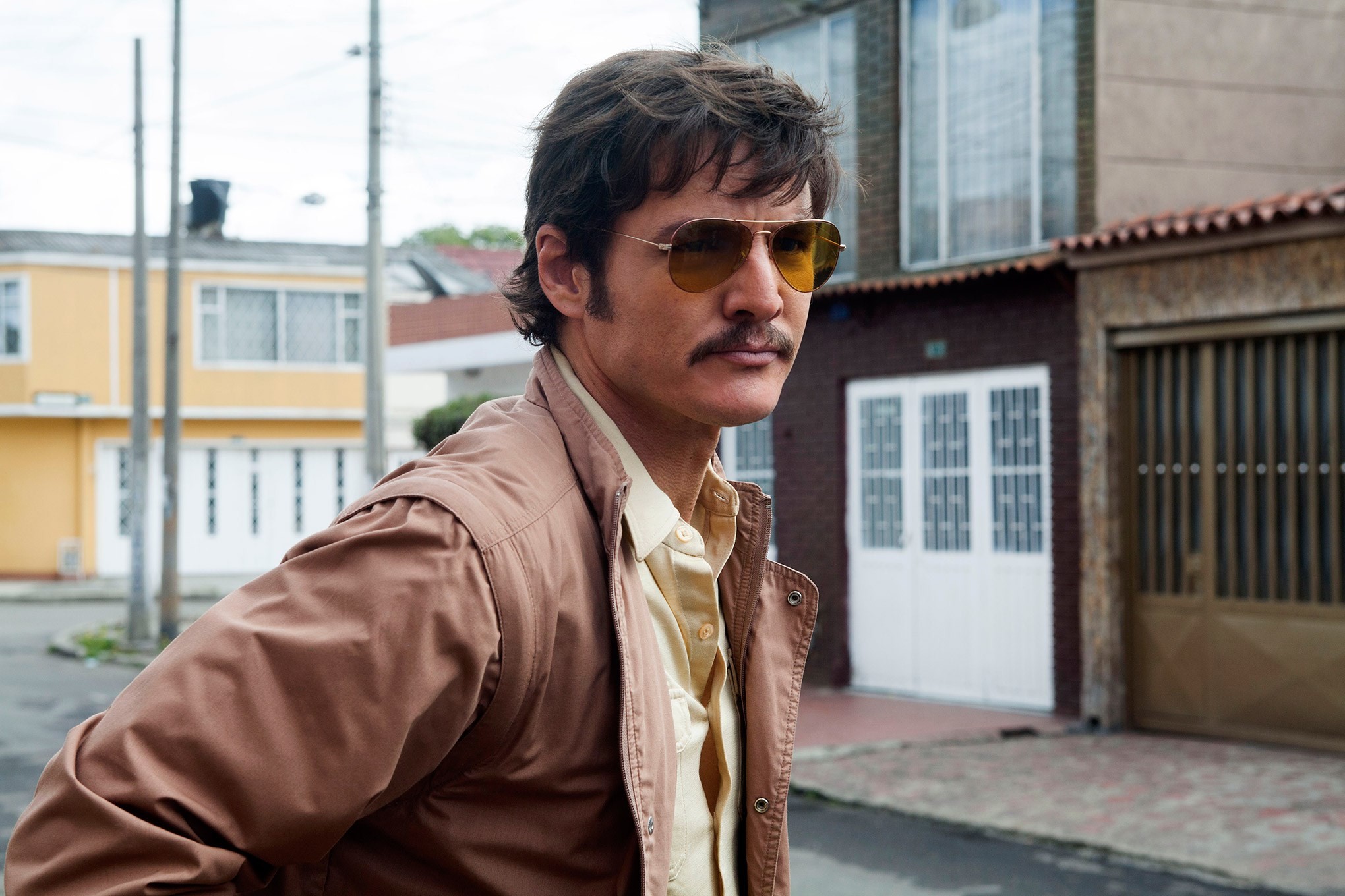 Javier Peña, Pedro Pascal, Narcos, Occhiali da sole, Strada, Full HD, sfondo Windows 11