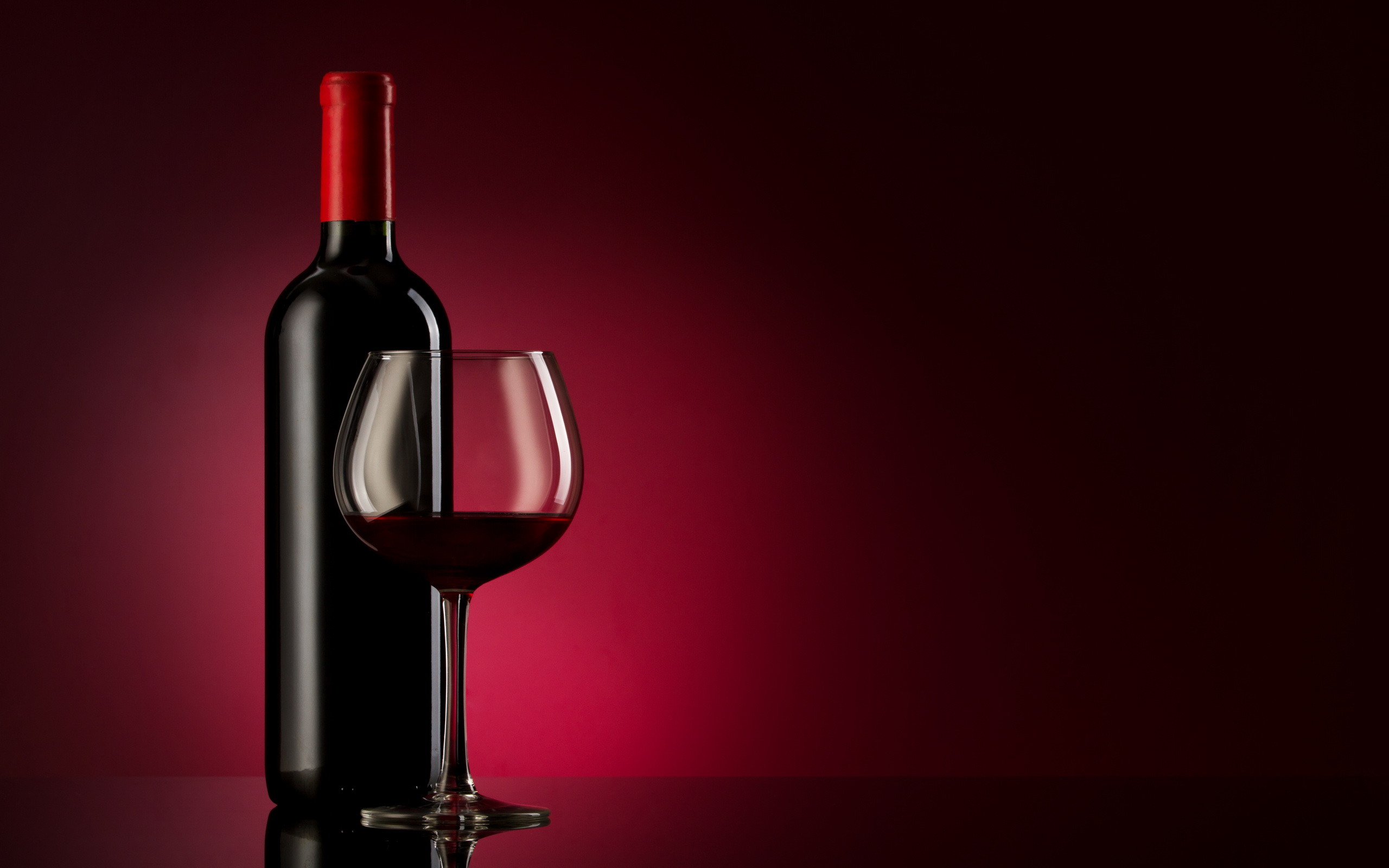 Bottiglia di vino, Calice, Vino rosso, Sfondo bordeaux, 2K, wallpaper per portatile