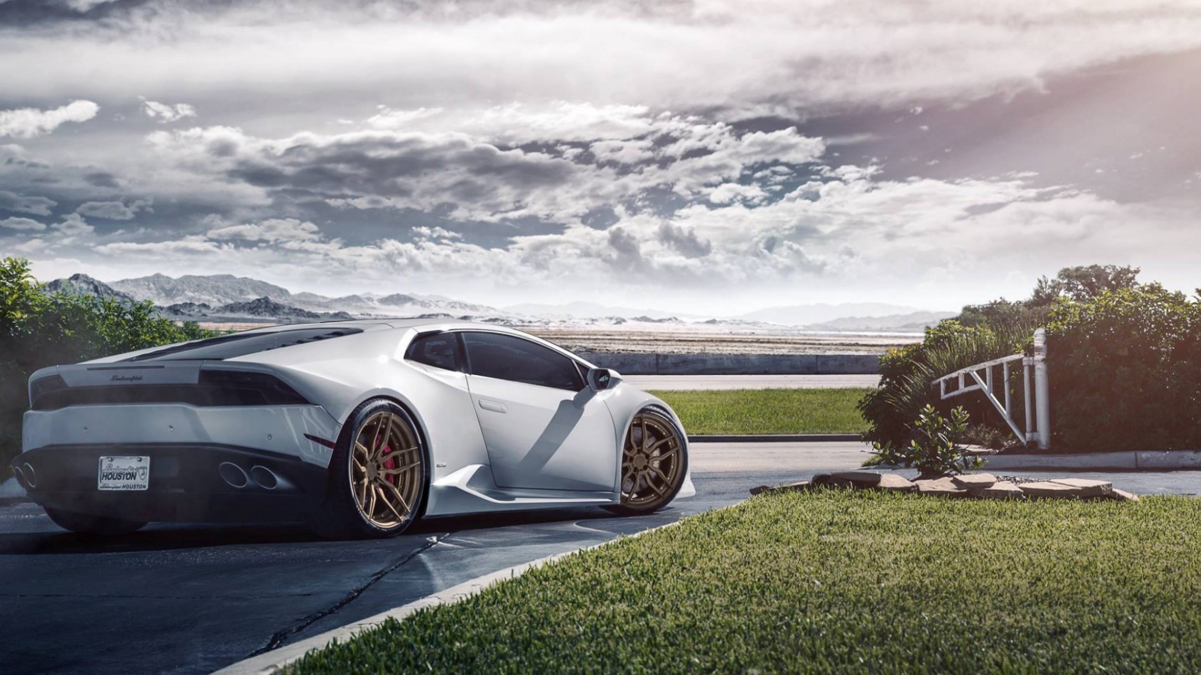 Lamborghini Huracán, Bianco, Cerchi bronzo, Nuvole, 4K, sfondo per portatile