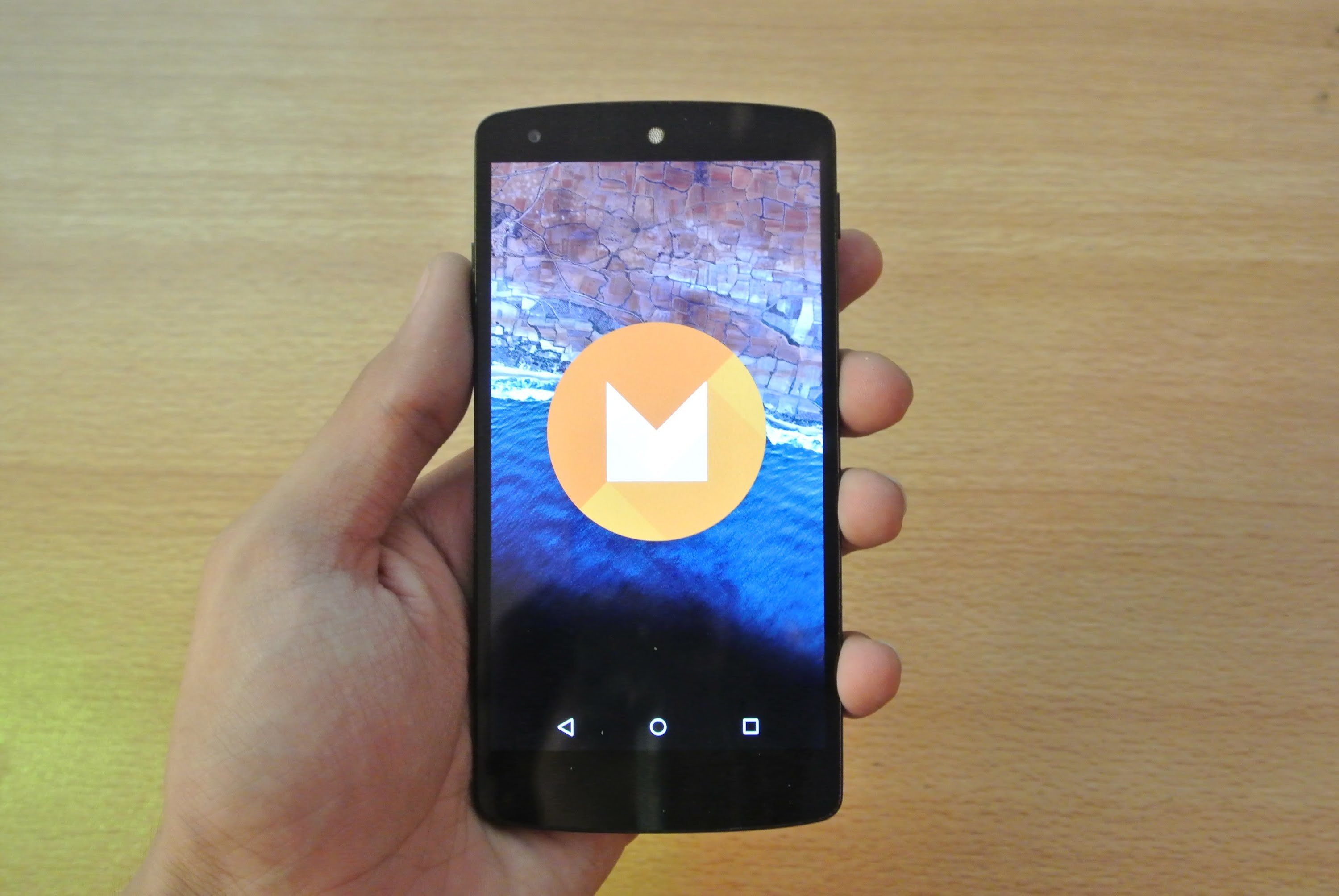 Android 6.0 Marshmallow, Nexus 5, Smartphone, Logo, Mano, 2K, sfondo Windows 11