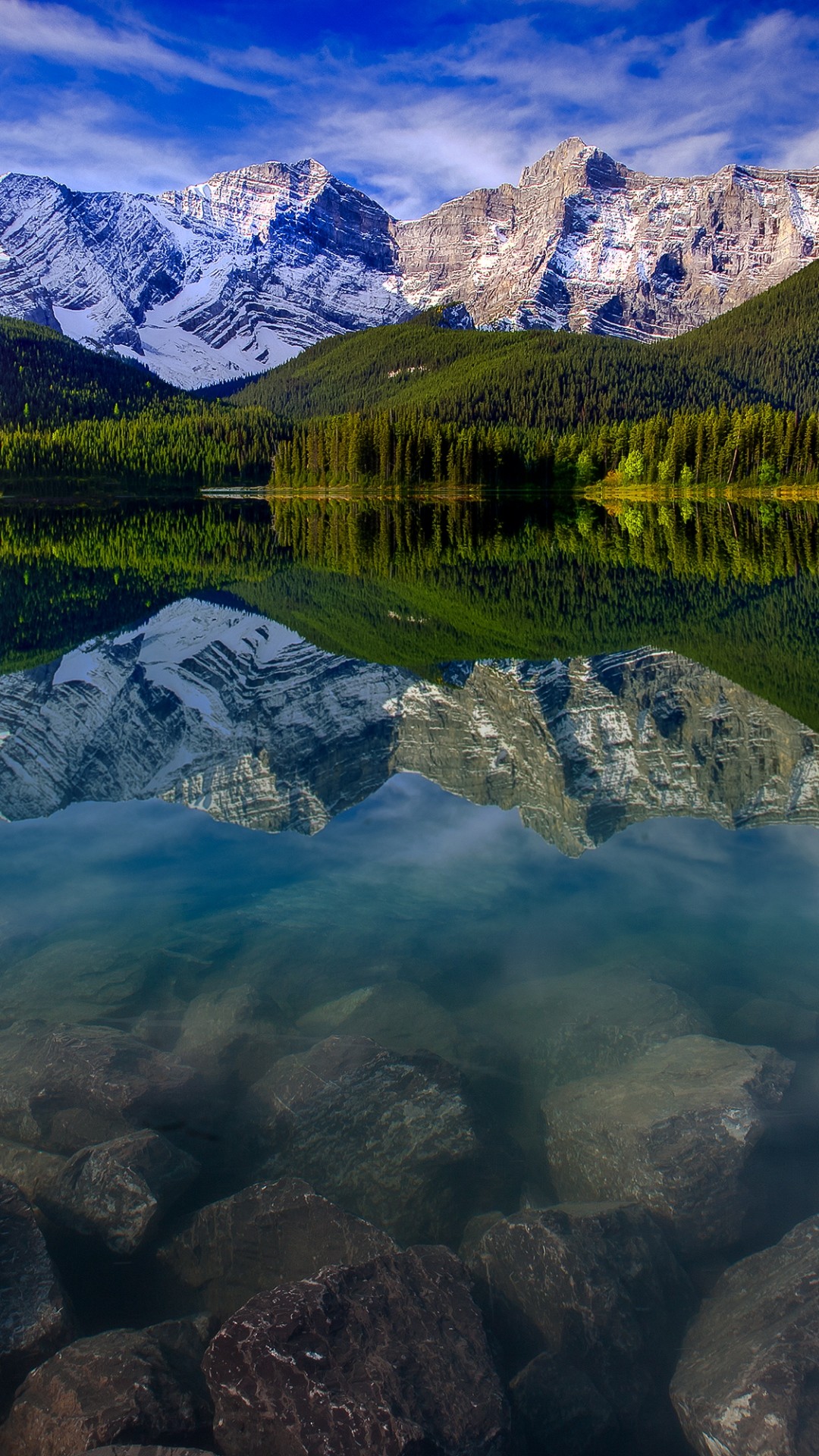 Lago alpino, Riflesso, Vette innevate, Acqua cristallina, Ciottoli, schermata di blocco iPhone